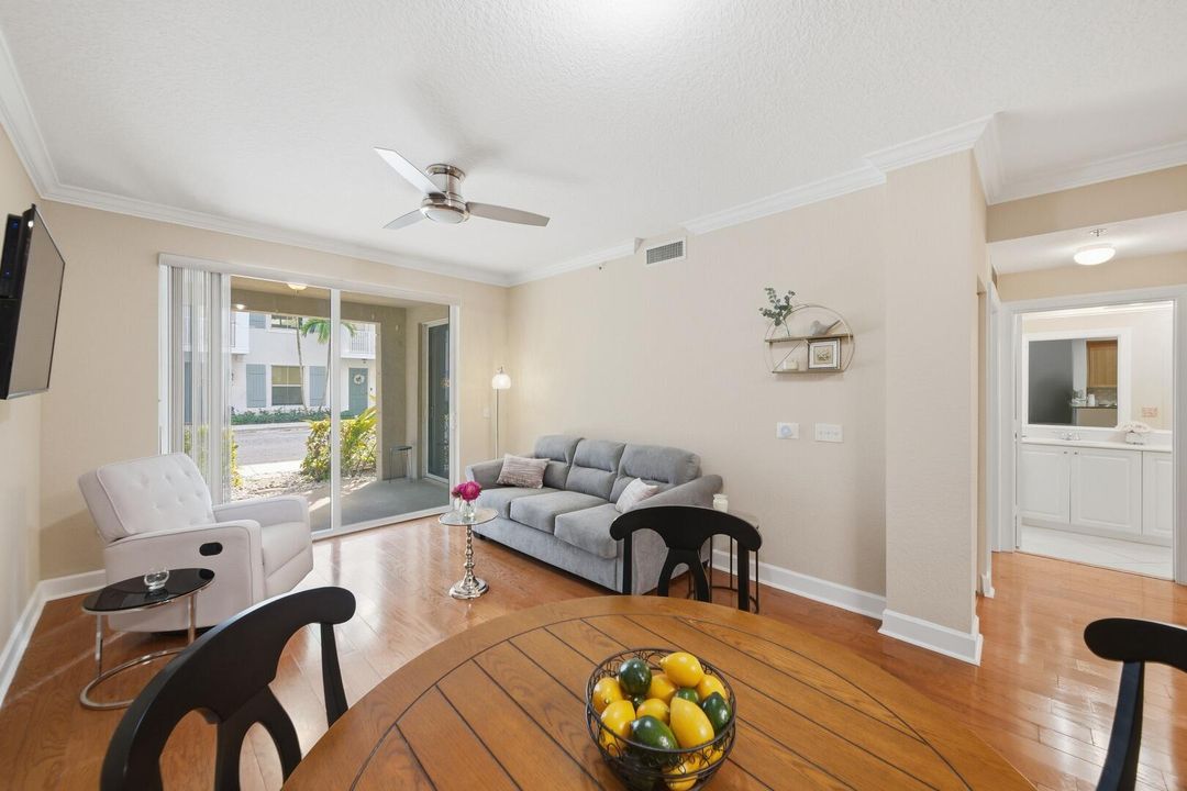 For Sale: $245,000 (1 beds, 1 baths, 817 Square Feet)