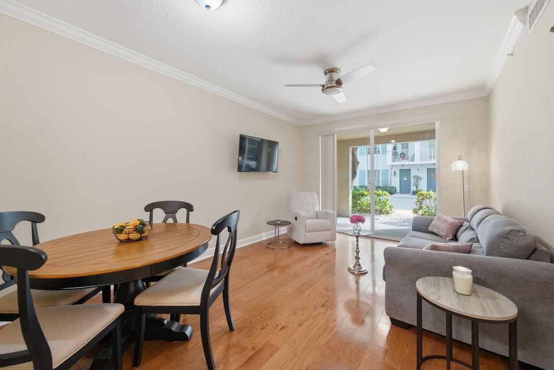 For Sale: $245,000 (1 beds, 1 baths, 817 Square Feet)