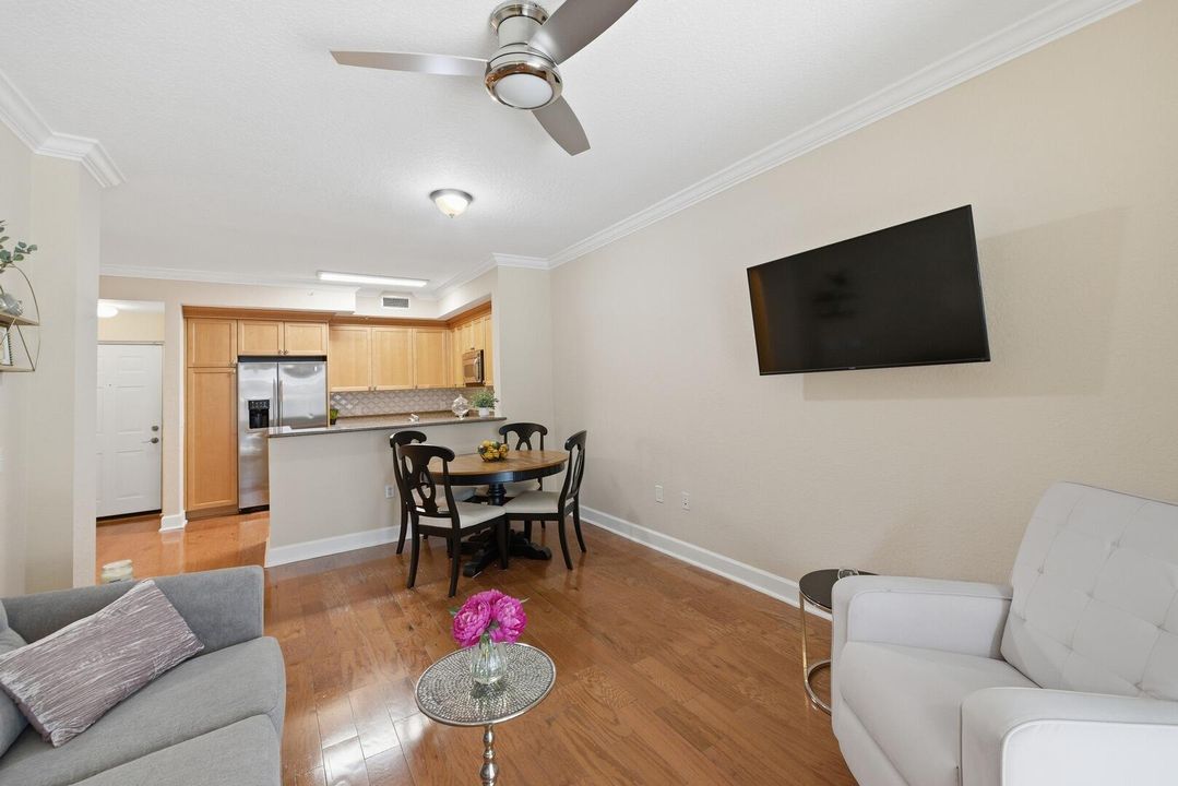 For Sale: $245,000 (1 beds, 1 baths, 817 Square Feet)