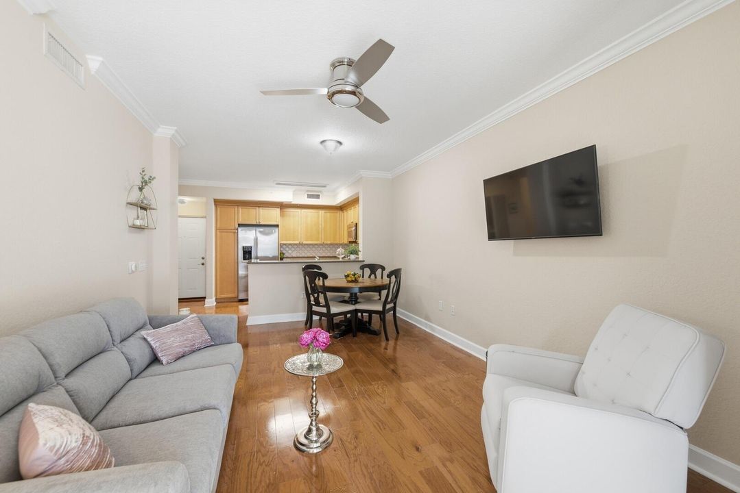 For Sale: $245,000 (1 beds, 1 baths, 817 Square Feet)