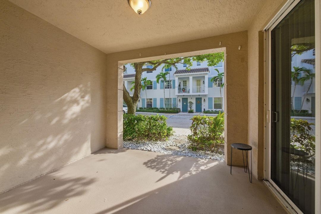 For Sale: $245,000 (1 beds, 1 baths, 817 Square Feet)