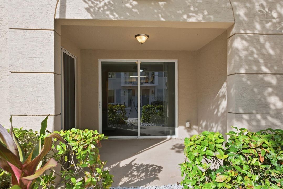 For Sale: $245,000 (1 beds, 1 baths, 817 Square Feet)