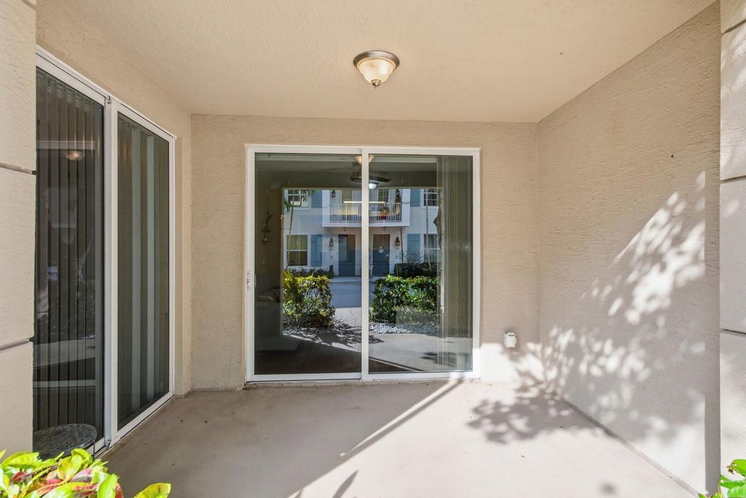 For Sale: $245,000 (1 beds, 1 baths, 817 Square Feet)