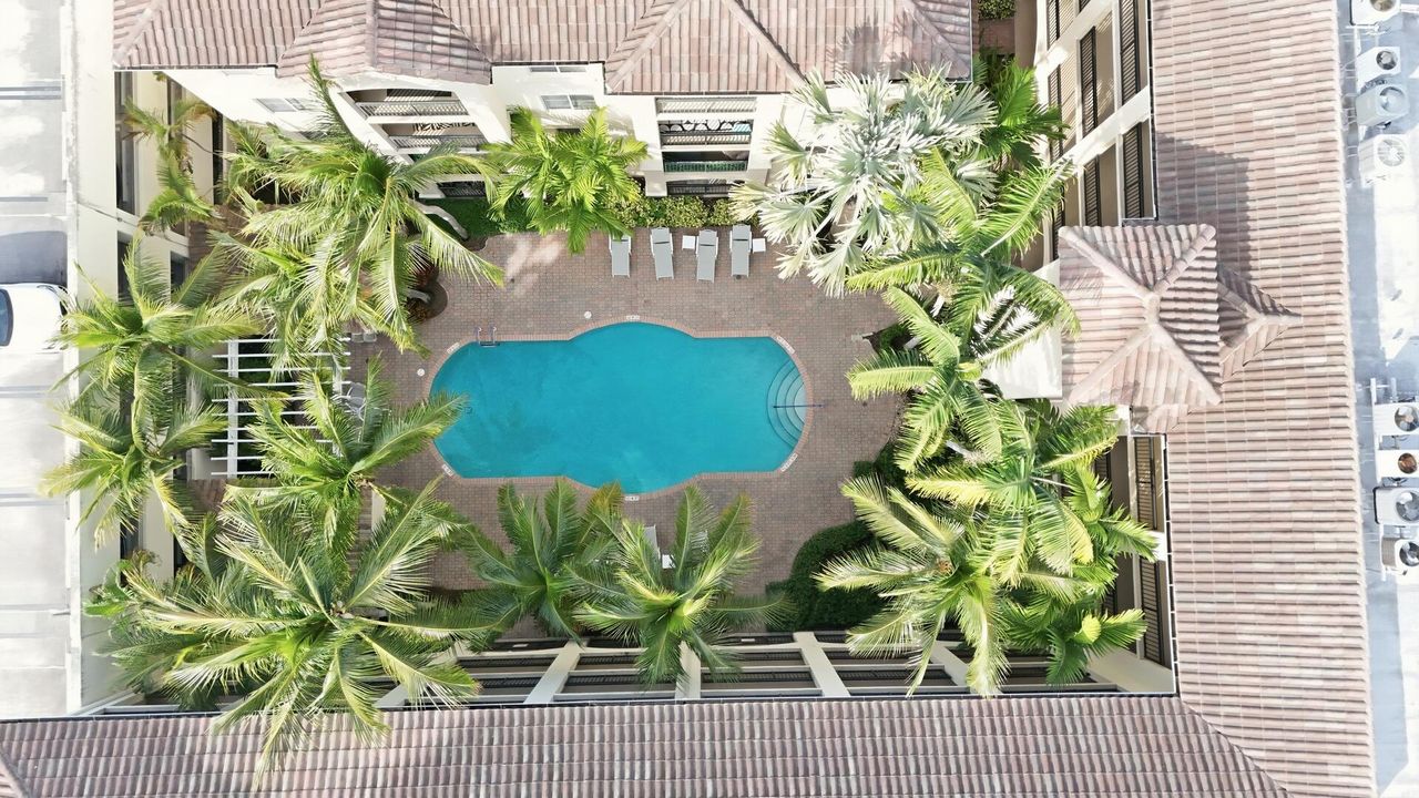 For Sale: $245,000 (1 beds, 1 baths, 817 Square Feet)