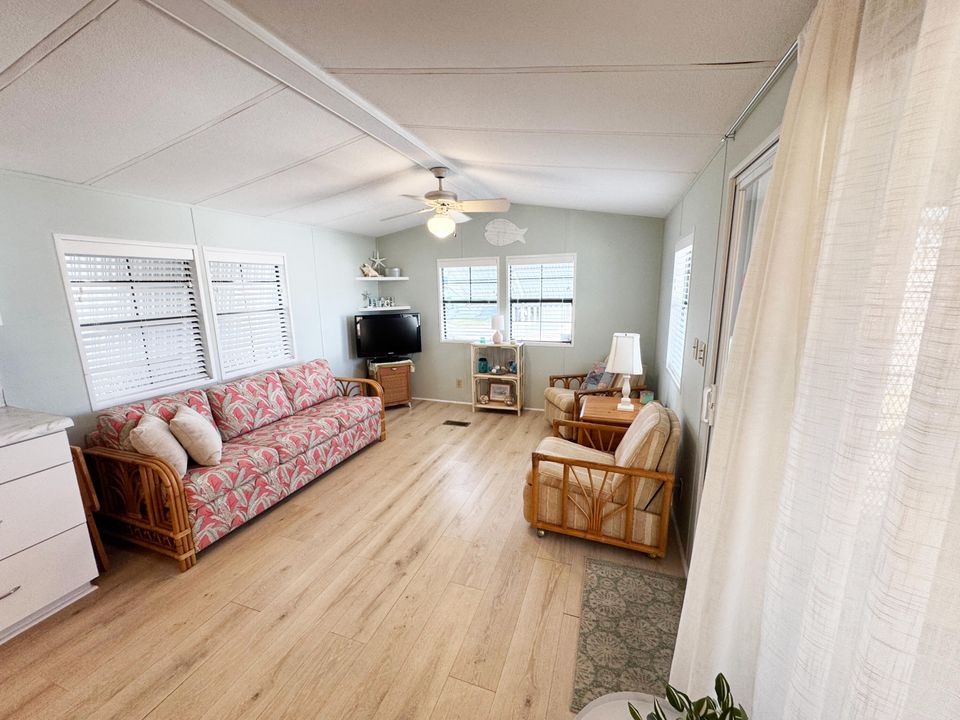 En Venta: $359,000 (2 camas, 1 baños, 738 Pies cuadrados)