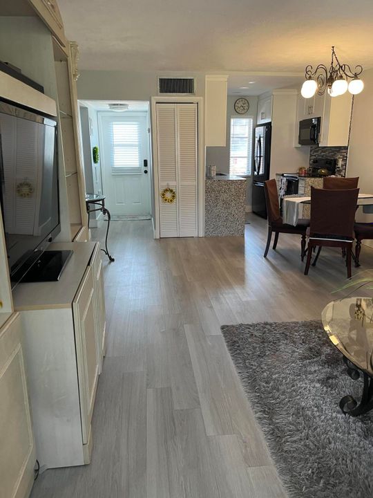 For Rent: $2,000 (1 beds, 1 baths, 648 Square Feet)
