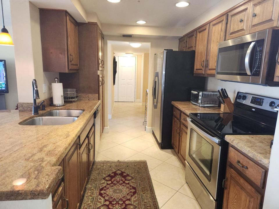 В аренду: $4,000 (2 спален, 2 ванн, 1385 Квадратных фут)