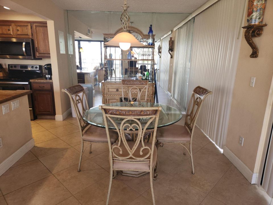 В аренду: $4,000 (2 спален, 2 ванн, 1385 Квадратных фут)