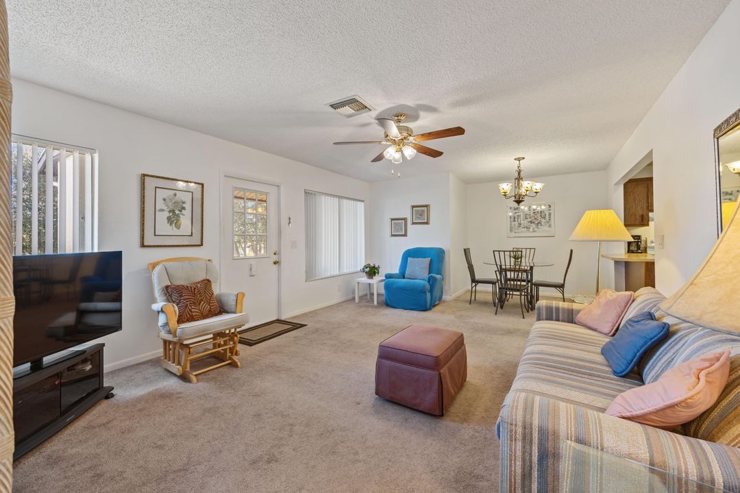 待售: $109,000 (2 贝兹, 1 浴室, 920 平方英尺)