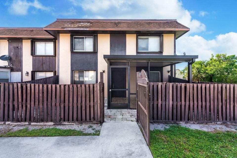 For Rent: $2,000 (2 beds, 1 baths, 986 Square Feet)