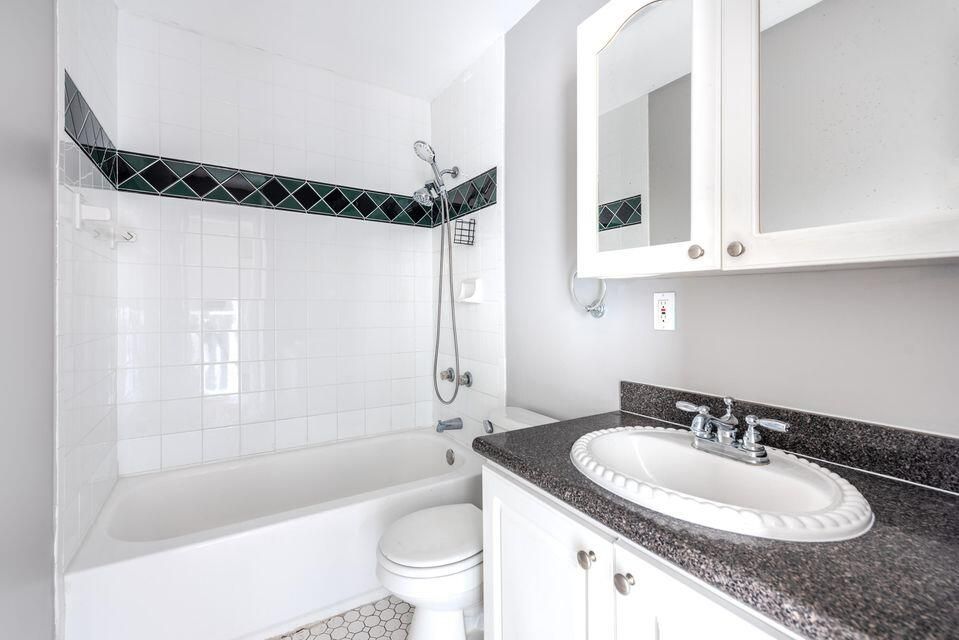 For Rent: $2,000 (2 beds, 1 baths, 986 Square Feet)