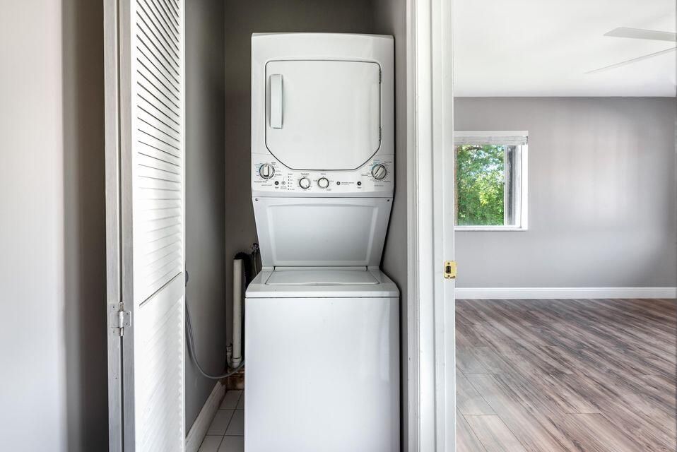 For Rent: $2,000 (2 beds, 1 baths, 986 Square Feet)