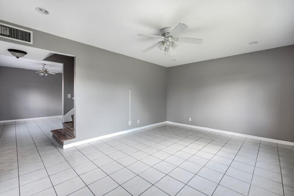 For Rent: $2,000 (2 beds, 1 baths, 986 Square Feet)