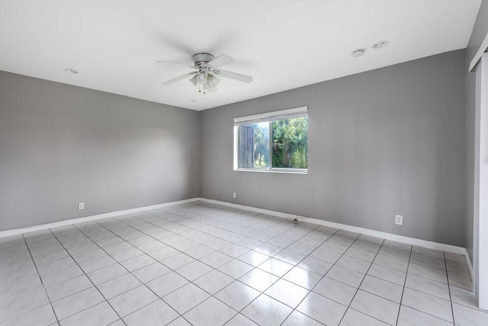 For Rent: $2,000 (2 beds, 1 baths, 986 Square Feet)