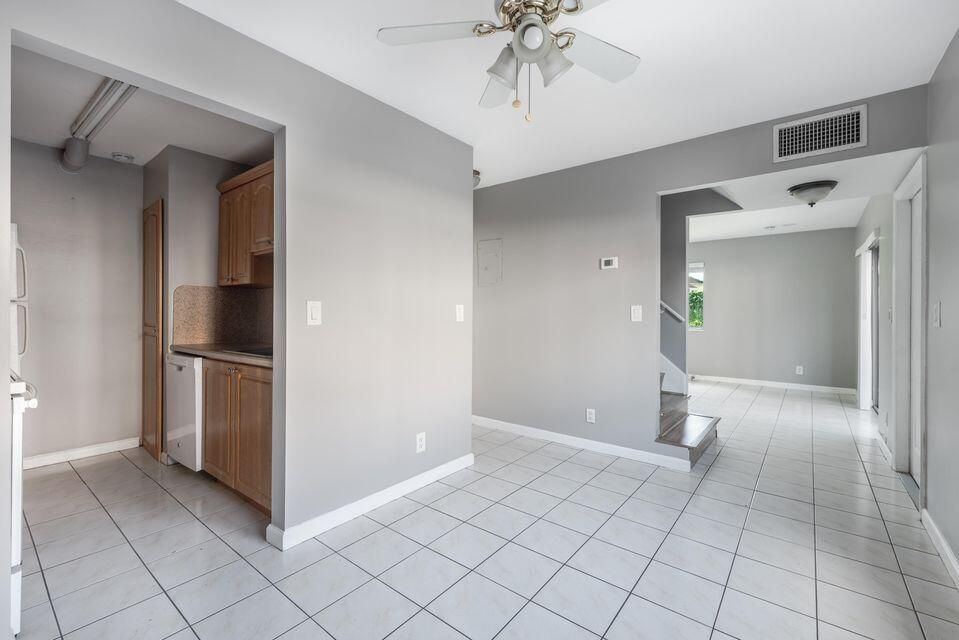 For Rent: $2,000 (2 beds, 1 baths, 986 Square Feet)