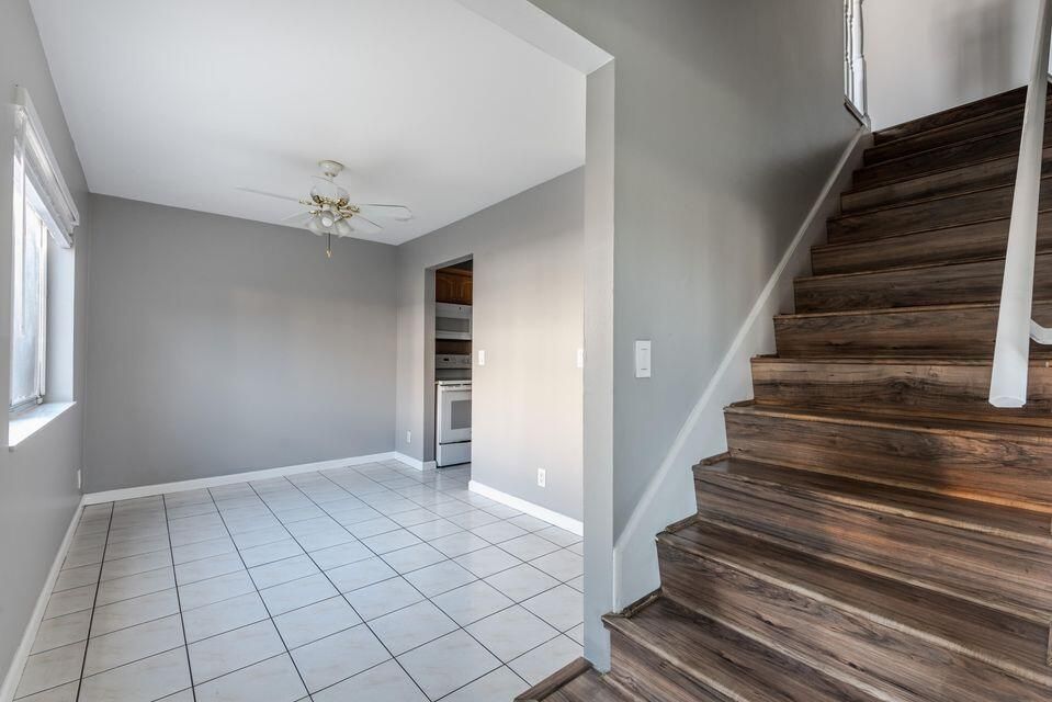 For Rent: $2,000 (2 beds, 1 baths, 986 Square Feet)