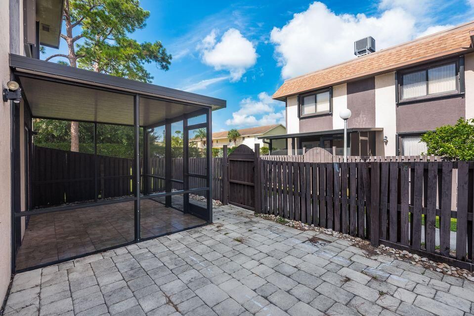 For Rent: $2,000 (2 beds, 1 baths, 986 Square Feet)