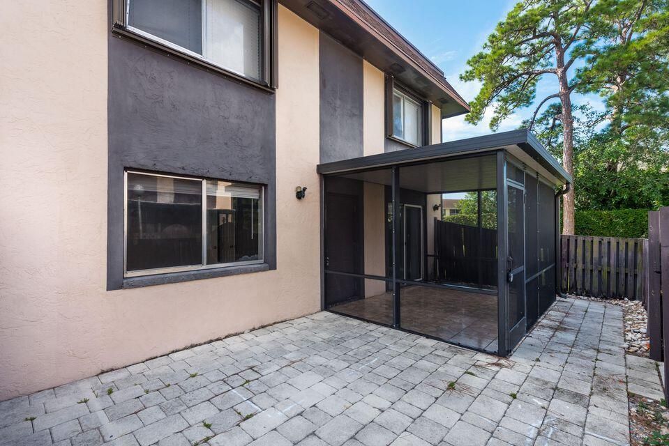 For Rent: $2,000 (2 beds, 1 baths, 986 Square Feet)