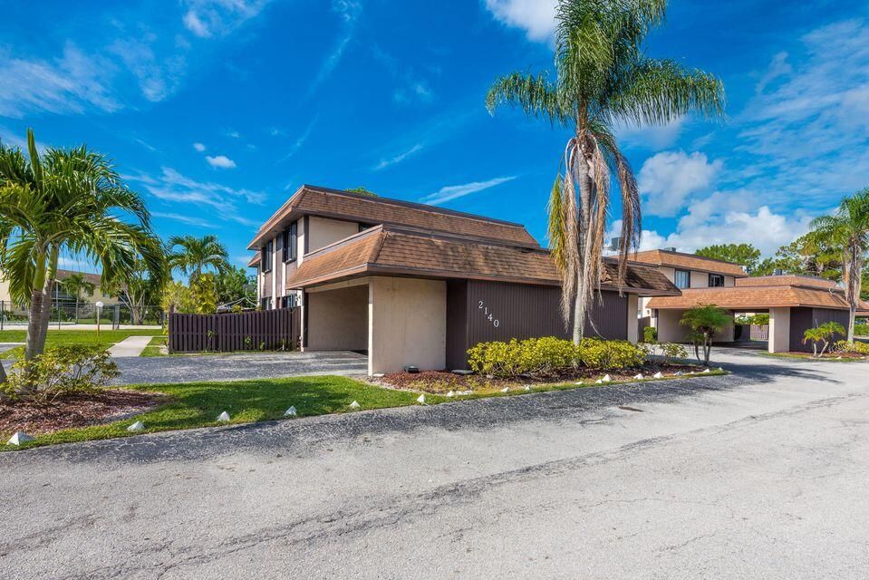 For Rent: $2,000 (2 beds, 1 baths, 986 Square Feet)