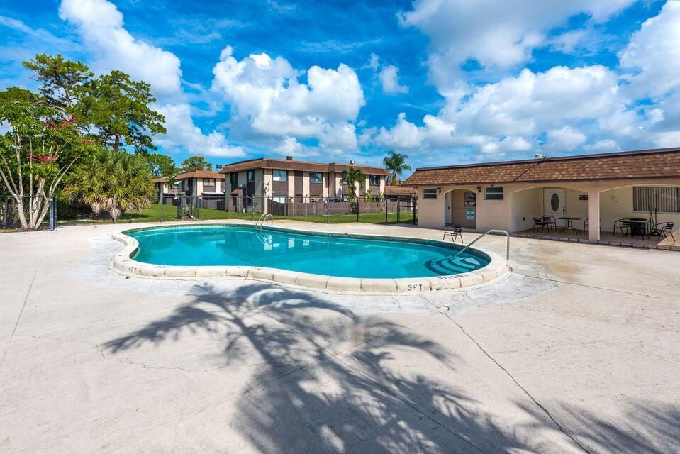 For Rent: $2,000 (2 beds, 1 baths, 986 Square Feet)