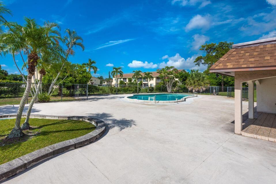 For Rent: $2,000 (2 beds, 1 baths, 986 Square Feet)