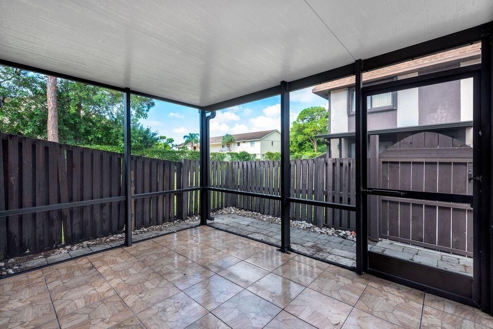 For Rent: $2,000 (2 beds, 1 baths, 986 Square Feet)