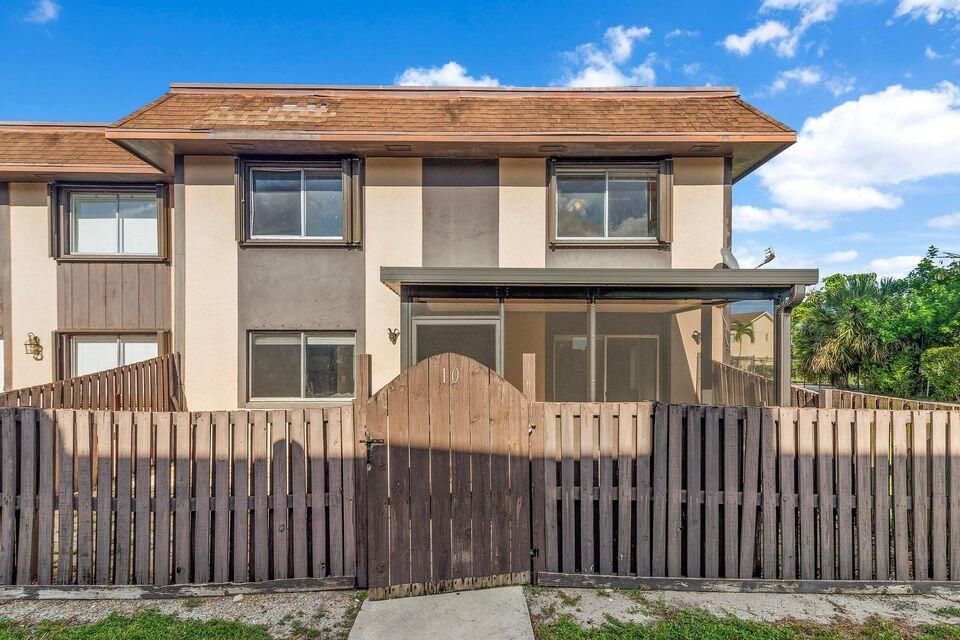 For Rent: $2,000 (2 beds, 1 baths, 986 Square Feet)