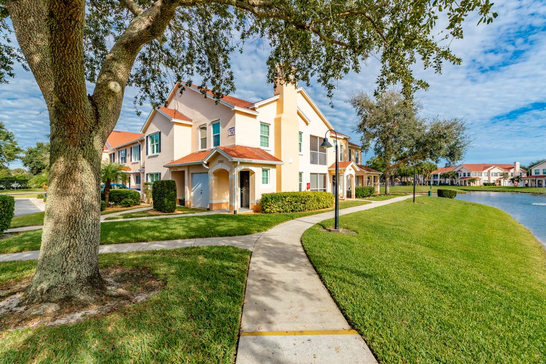 На продажу: $210,000 (2 спален, 2 ванн, 1120 Квадратных фут)