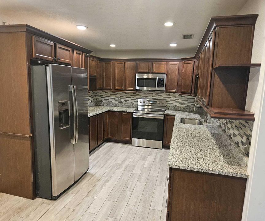 出租: $3,500 (3 贝兹, 2 浴室, 2076 平方英尺)