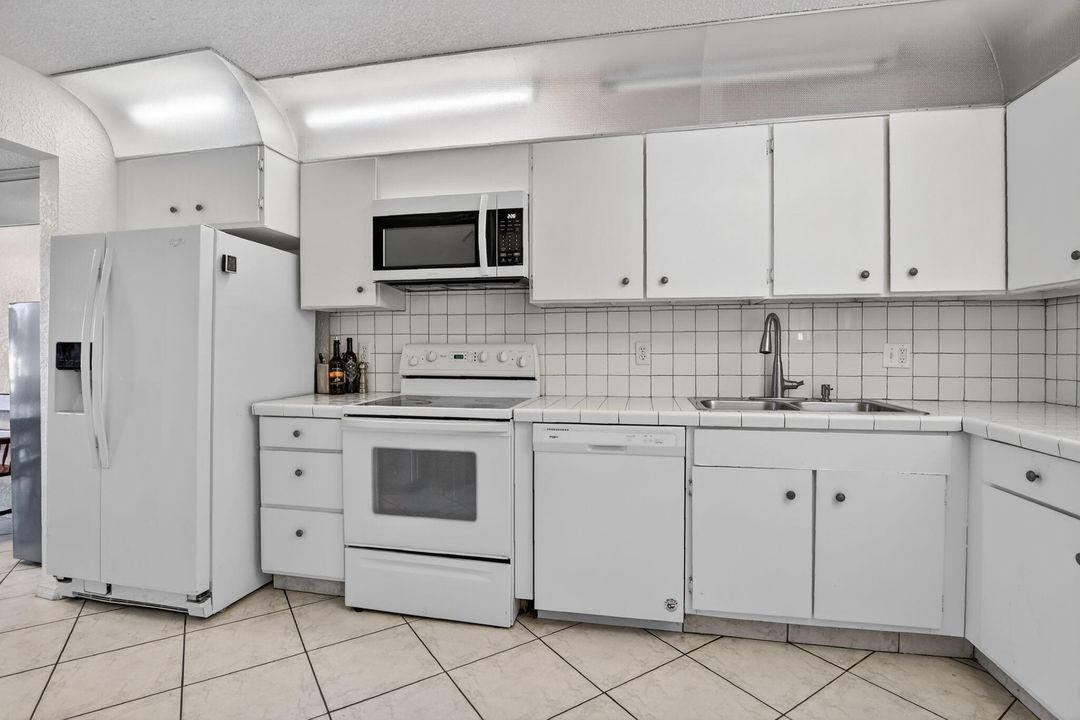 For Sale: $310,000 (2 beds, 2 baths, 1230 Square Feet)
