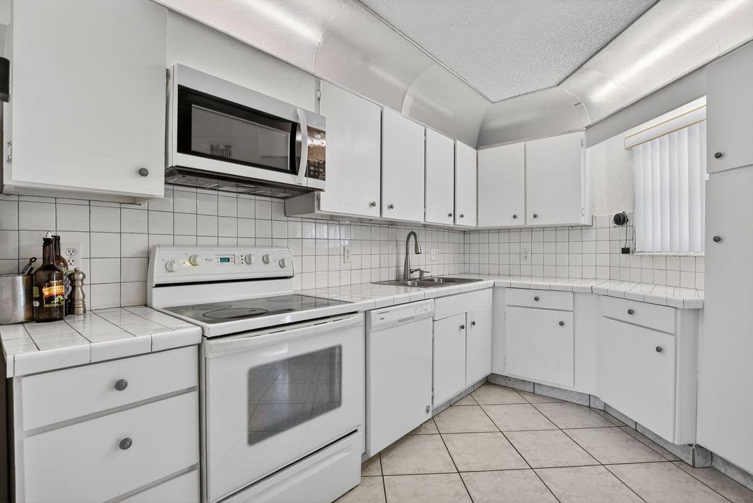 For Sale: $310,000 (2 beds, 2 baths, 1230 Square Feet)