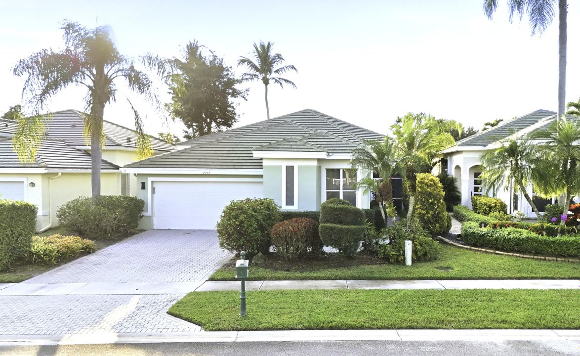 En Venta: $335,000 (3 camas, 2 baños, 2249 Pies cuadrados)