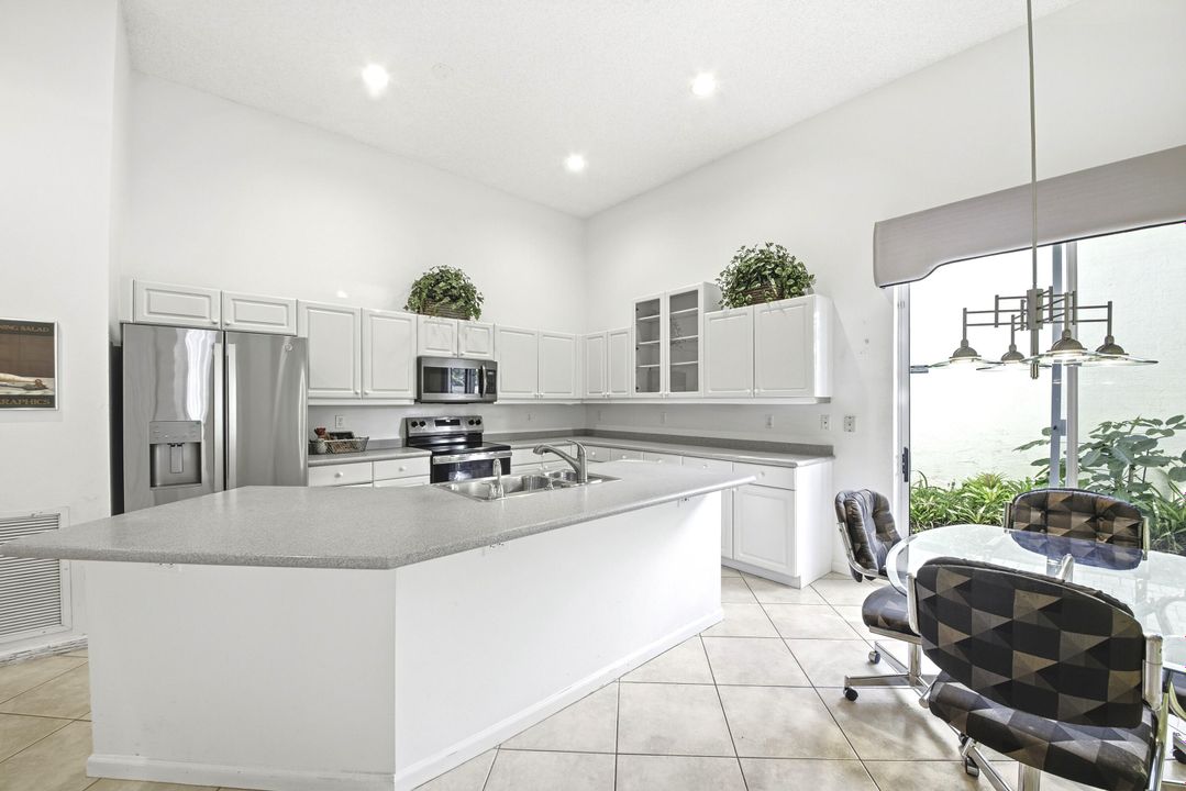 En Venta: $335,000 (3 camas, 2 baños, 2249 Pies cuadrados)