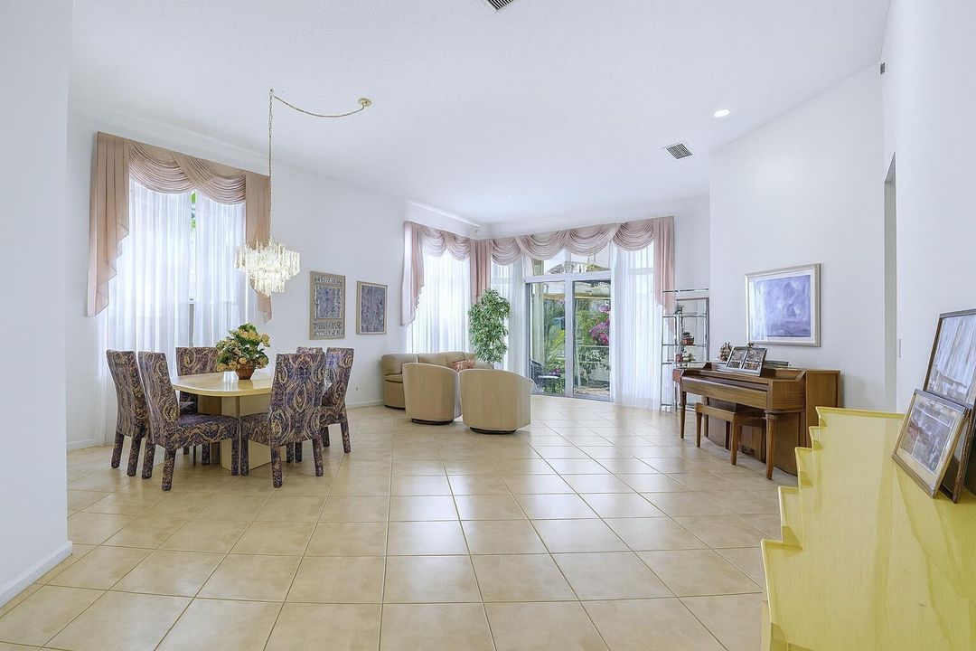 En Venta: $335,000 (3 camas, 2 baños, 2249 Pies cuadrados)