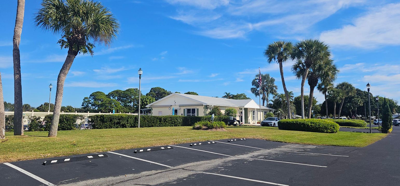 For Sale: $119,900 (1 beds, 1 baths, 946 Square Feet)