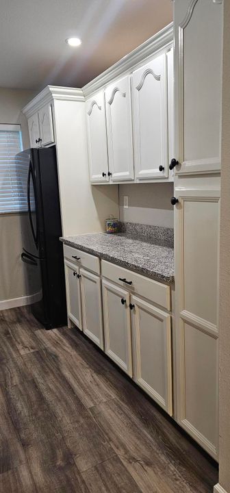 For Sale: $119,900 (1 beds, 1 baths, 946 Square Feet)