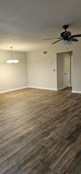 For Sale: $119,900 (1 beds, 1 baths, 946 Square Feet)