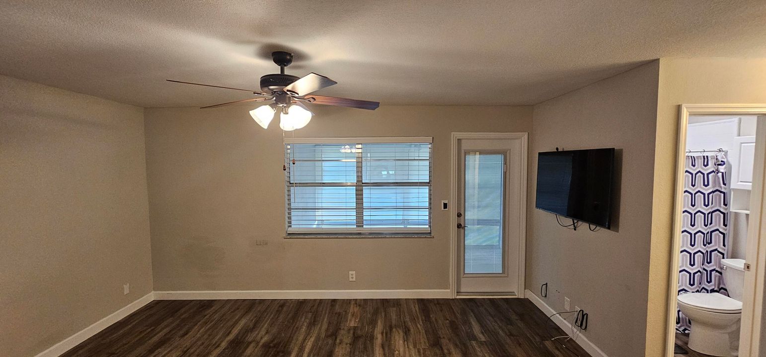 For Sale: $119,900 (1 beds, 1 baths, 946 Square Feet)