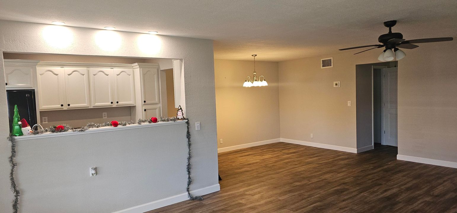 For Sale: $119,900 (1 beds, 1 baths, 946 Square Feet)