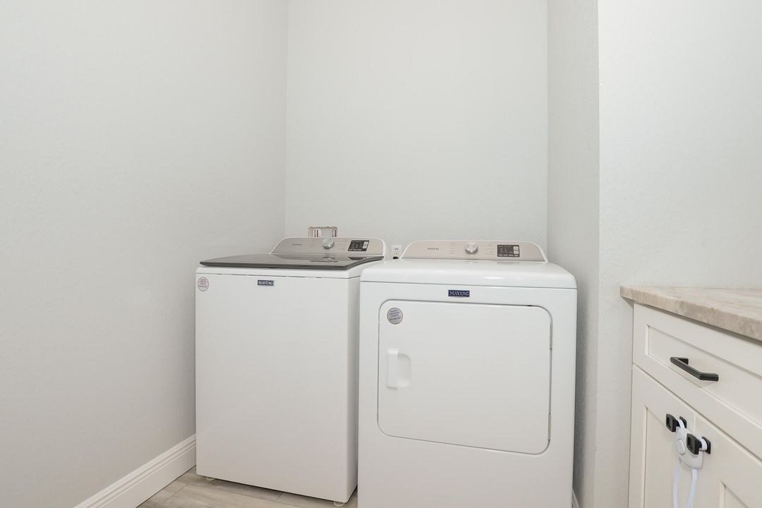 For Sale: $335,000 (3 beds, 2 baths, 1192 Square Feet)