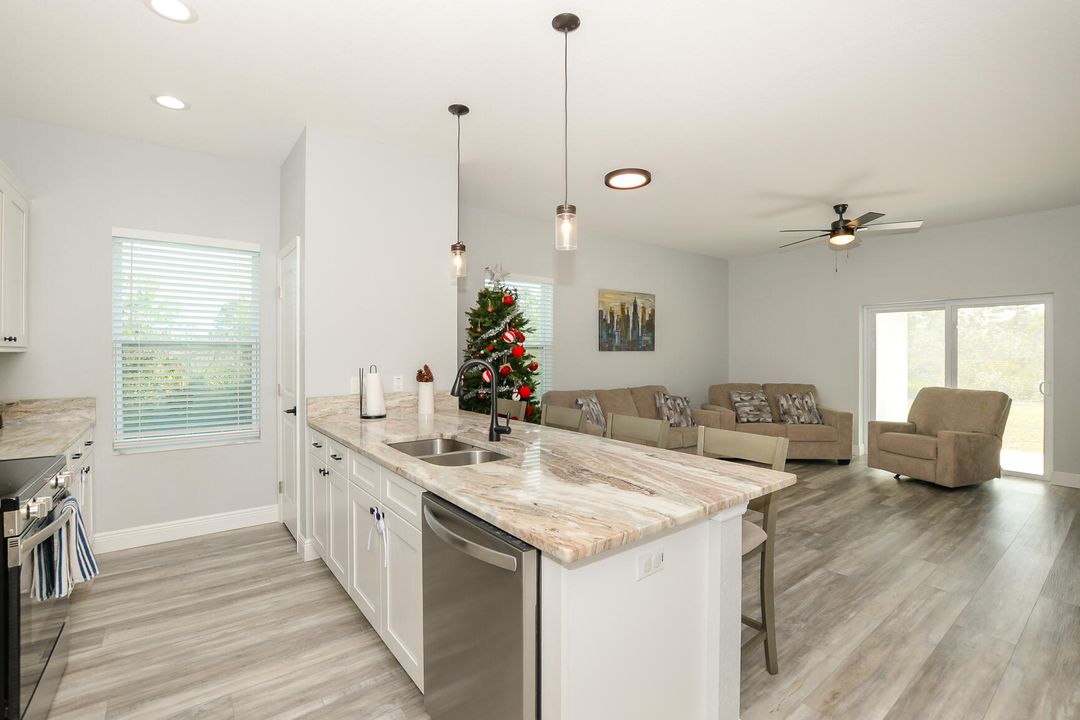 For Sale: $335,000 (3 beds, 2 baths, 1192 Square Feet)