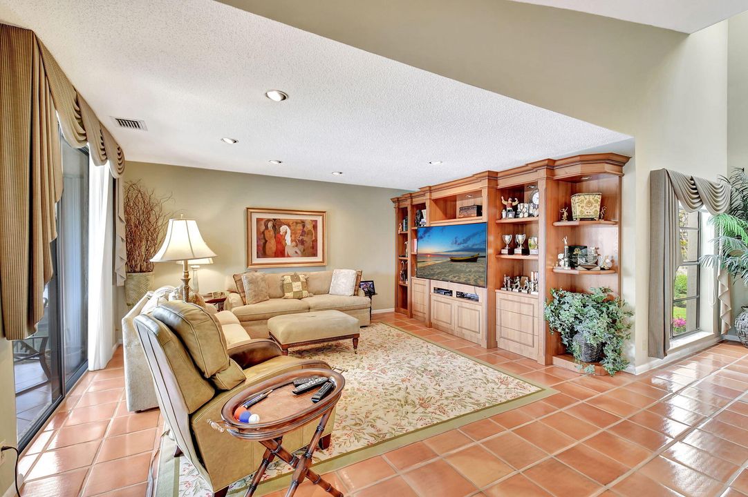 待售: $124,900 (3 贝兹, 2 浴室, 1809 平方英尺)