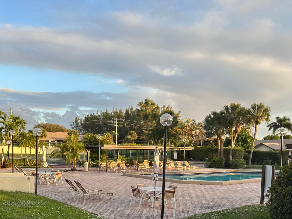 For Sale: $285,000 (2 beds, 2 baths, 1377 Square Feet)