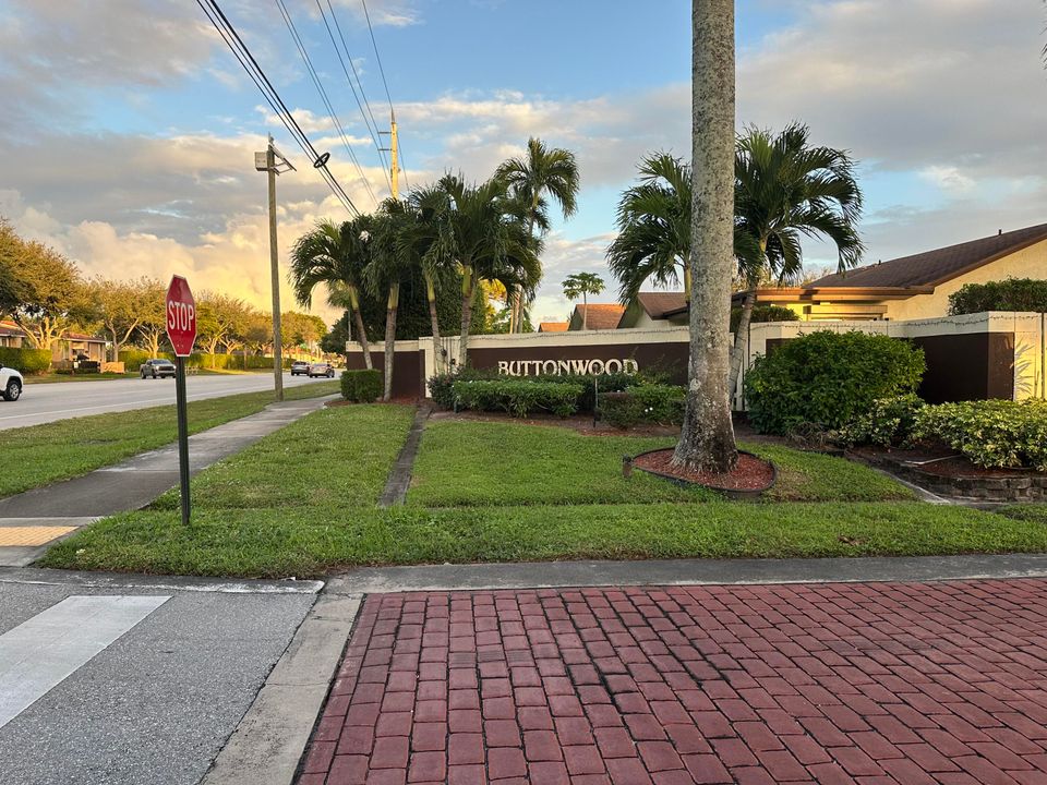 For Sale: $285,000 (2 beds, 2 baths, 1377 Square Feet)