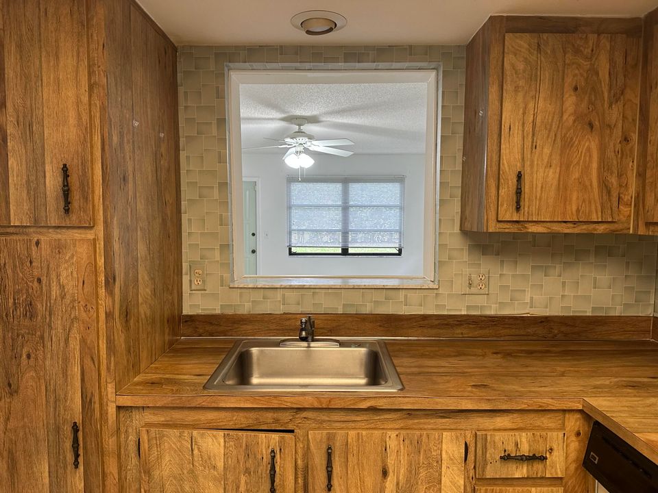 For Sale: $285,000 (2 beds, 2 baths, 1377 Square Feet)