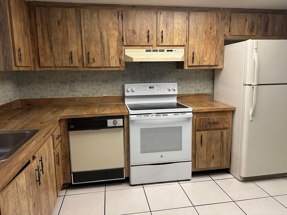 For Sale: $285,000 (2 beds, 2 baths, 1377 Square Feet)