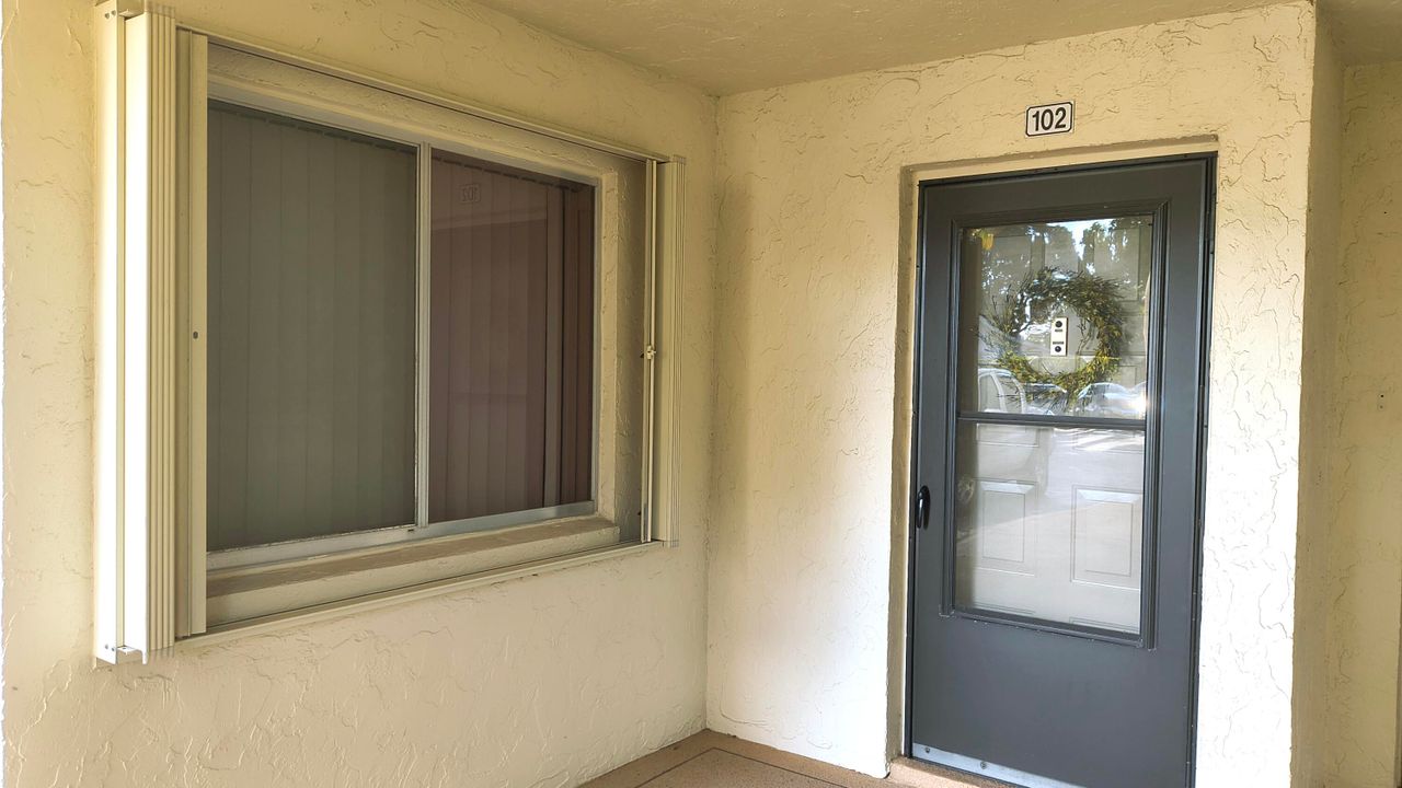 For Sale: $112,500 (1 beds, 1 baths, 880 Square Feet)