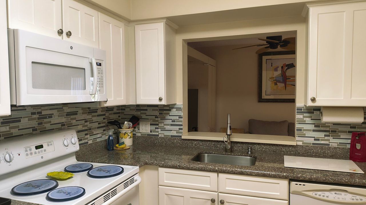 For Sale: $112,500 (1 beds, 1 baths, 880 Square Feet)