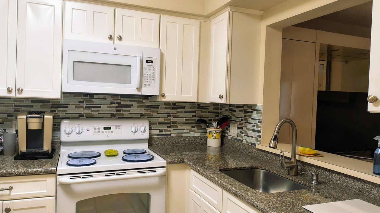 For Sale: $112,500 (1 beds, 1 baths, 880 Square Feet)