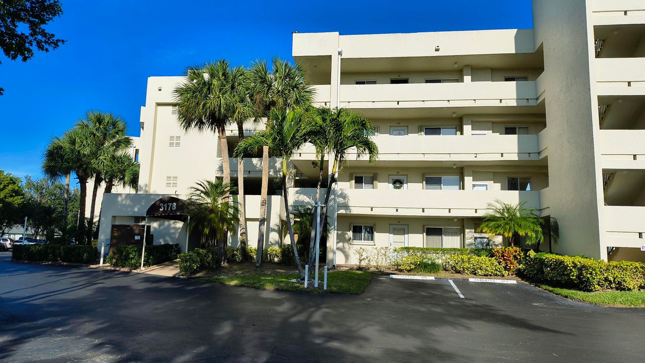 For Sale: $112,500 (1 beds, 1 baths, 880 Square Feet)